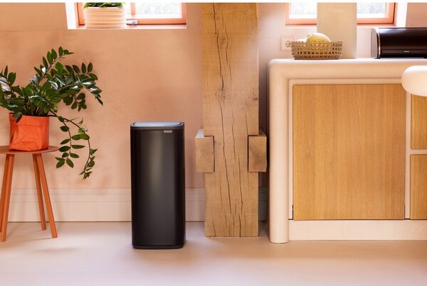 Mat crna željezna kanta za smeće na dodir 30 l Bo Touch – Brabantia