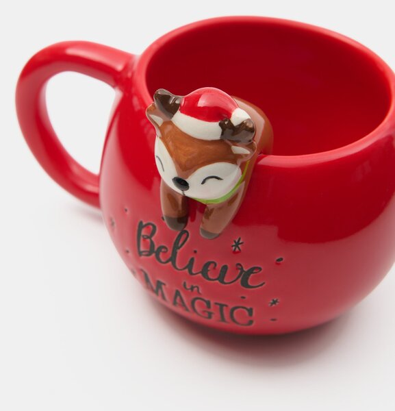 Sinsay - Božićna keramička šalica s figuricom soba i natpisom „Believe in Magic“