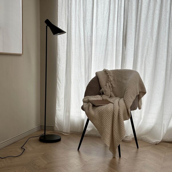 Dyberg Larsen podna lampa DL12, crna, visina 139 cm, metal, Crno, Dnevni boravak/blagovaonica, Metal