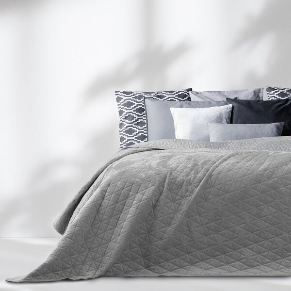 Svijetlo sivi prošiven prekrivač od samta 170x210 cm Laila – AmeliaHome