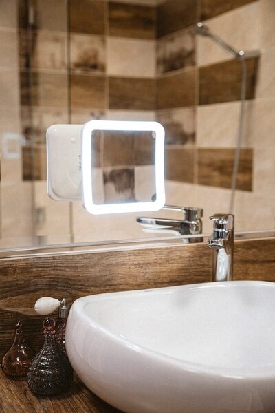 Povećalo okretno kozmetičko ogledalo s LED rasvjetom i usisavanjem od 16 cm
