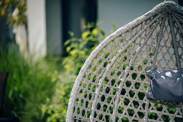 Siva viseća fotelja TROPIKAL sa stalkom i sivim jastukom