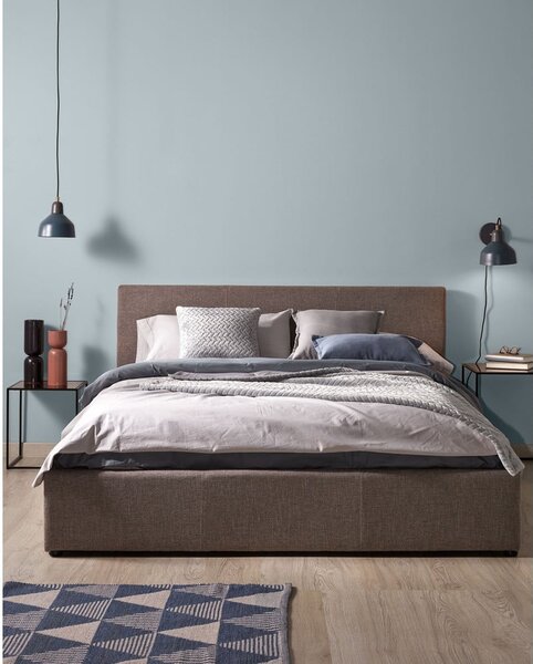 Sivi tapecirani bračni krevet s prostorom za odlaganje s podnicom 180x200 cm Nahiri – Kave Home