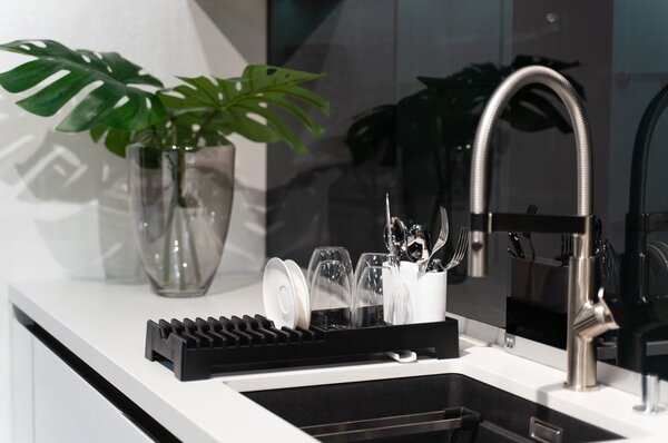 Crni ocjeđivač za suđe Vialli Design Livio Duo