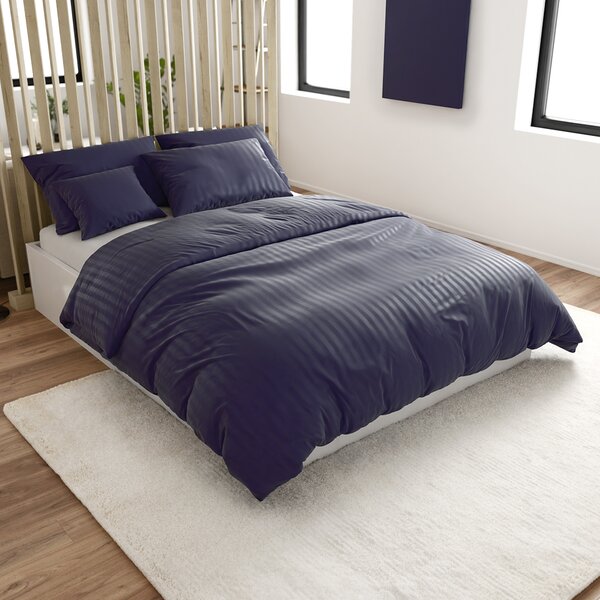 Hotelska posteljina od mikrovlakana JASMINE PURE tamno plava - pruga 1 cm Dimenzije posteljine: 70 x 90 cm | 140 x 200 cm