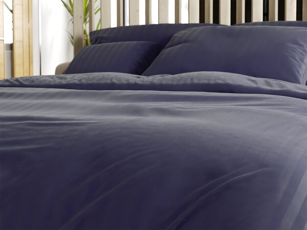 Hotelska posteljina od mikrovlakana JASMINE PURE tamno plava - pruga 1 cm Dimenzije posteljine: 70 x 90 cm | 140 x 200 cm
