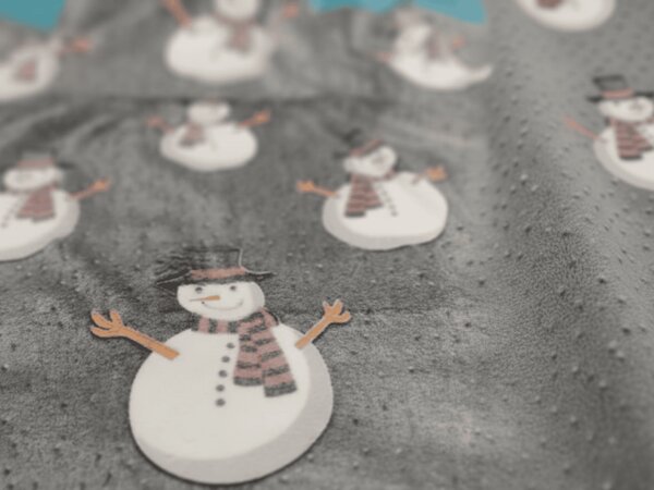 Svjetleća božićna mikropliš deka SNOW BUDDY, siva Dimenzije: 150 x 200 cm