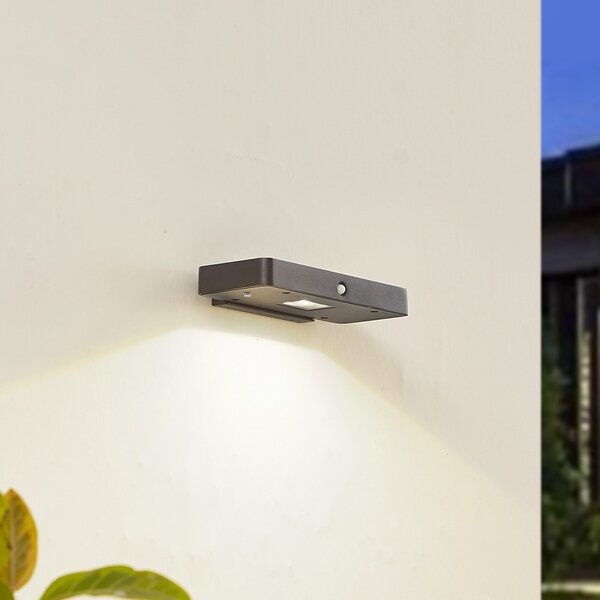 Lucande LED solarna zidna svjetiljka Tavon, kvadratna, crna, senzor, prigušiva, Crno, Aluminij, Zidni kvadrat