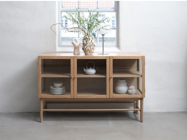 Vitrina od punog hrasta u prirodnoj boji 88x140 cm Elba – Unique Furniture