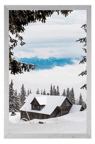 Plakat drvena kućica pokraj snježnih borova