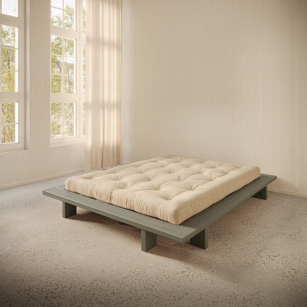 Kadulja zeleni bračni krevet od masivnog bora bez uzglavlja s podnicom 160x200 cm Japan – Karup Design