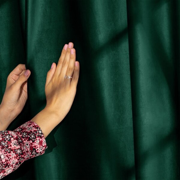 Tamno zelena zavjesa za djelomično zamračenje od samta 140x245 cm Pleat – Restilo
