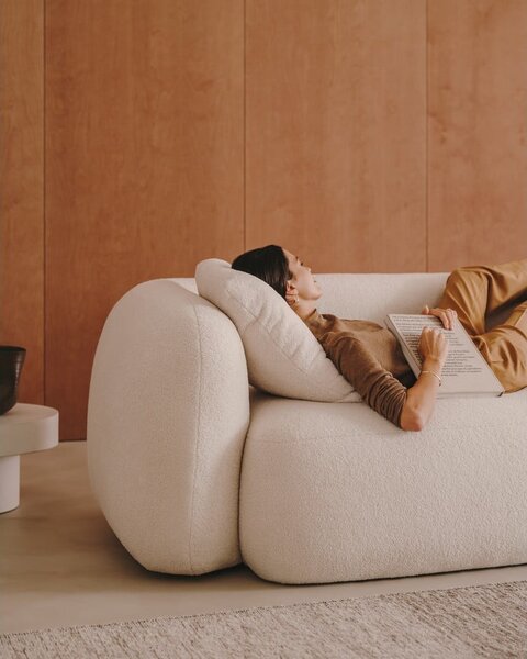 Krem sofa od bouclé tkanine 246 cm Martina – Kave Home