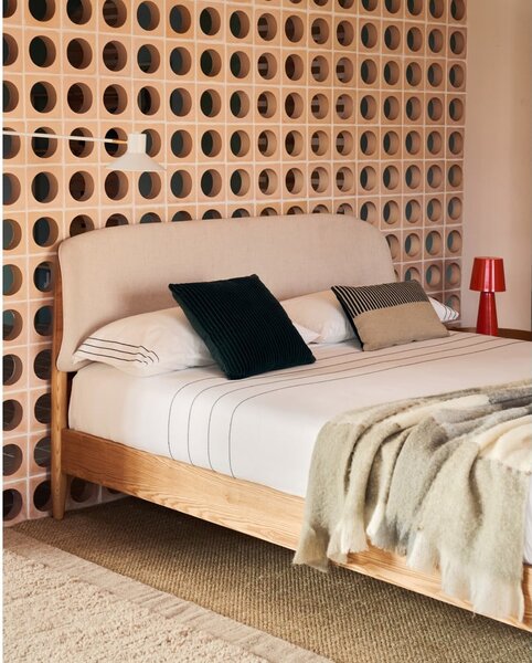 Bež/u prirodnoj boji bračni krevet od čvrste jeseni s podnicom 160x200 cm Octavia – Kave Home