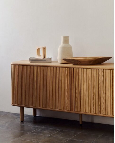 Komoda u dekoru jasena s kliznim vratima u prirodnoj boji 180x75,5x40 cm Mailen – Kave Home