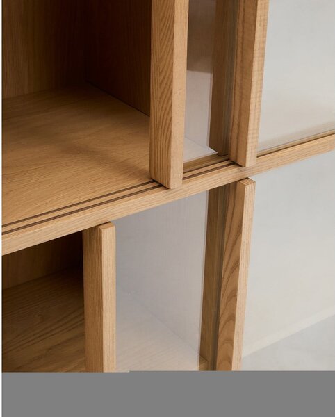 Vitrina u dekoru hrasta s kliznim vratima u prirodnoj boji 100x174x40 cm Helvine – Kave Home
