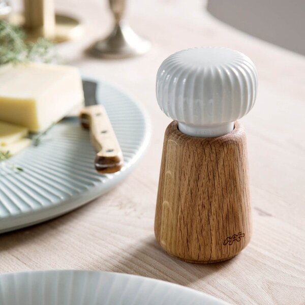 Mlin za začine od drveta hrasta s porculanskim detaljima Kähler Design Hammershoi, visina 13 cm