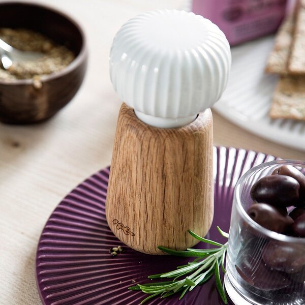 Mlin za začine od drveta hrasta s porculanskim detaljima Kähler Design Hammershoi, visina 13 cm