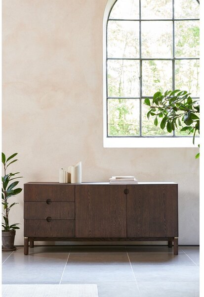 Tamno smeđa niska komoda u dekoru hrasta 160x73 cm Arun – Unique Furniture