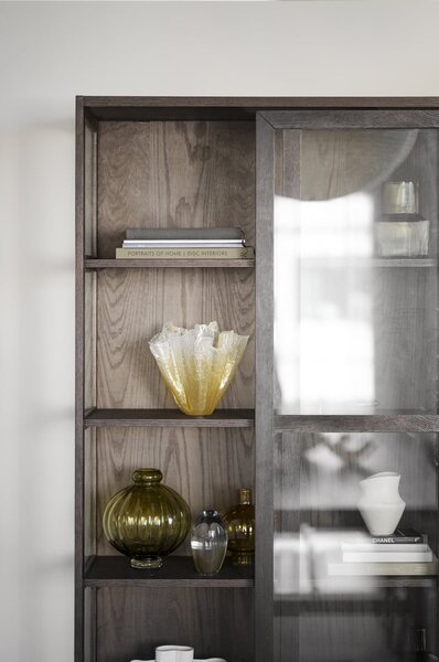 Smeđa vitrina u dekoru hrasta s kliznim vratima 100x203 cm Hazelton – Rowico