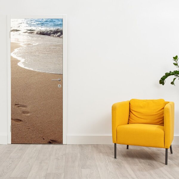 Foto tapeta za vrata - Otisci stopala u pijesku uz more (95x205cm)