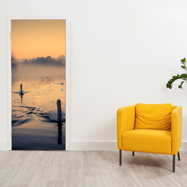 Foto tapeta za vrata - Labudovi na vodi u magli (95x205cm)