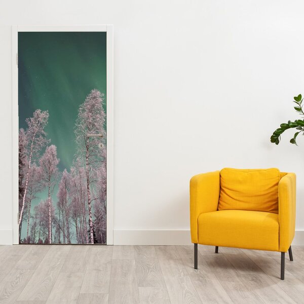 Foto tapeta za vrata - Polarna svijetlost iznad smrznutih stabala (95x205cm)