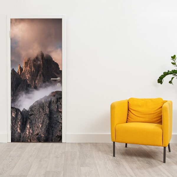 Foto tapeta za vrata - Talijanski Dolomiti skriveni u magli (95x205cm)