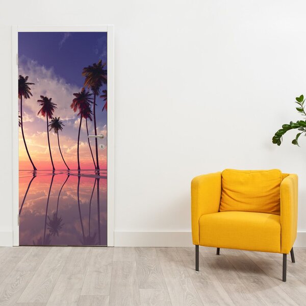 Foto tapeta za vrata - Palme koje se uzdižu iznad vodene površine (95x205cm)