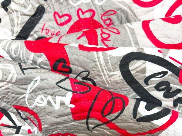 Prekrivač za krevet STREET LOVE, sivi Dimenzije: 170 x 210 cm