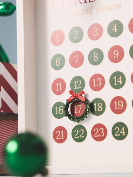 Sinsay - Božićni adventski kalendar s magnetskim označivačem i velur mašnom