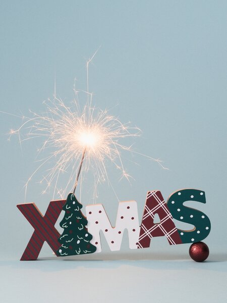 Sinsay - Stojeći božićni ukras u obliku natpisa Xmas s motivom božićnog drvca