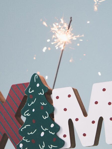Sinsay - Stojeći božićni ukras u obliku natpisa Xmas s motivom božićnog drvca