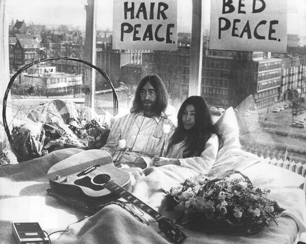 Fotografija Bed-In for Peace by Yoko Ono and John Lennon, 1969, (40 x 30 cm)