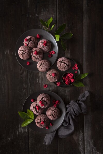 Umjetnička fotografija Raspberry chocolate crinkle cookies, Diana Popescu, (26.7 x 40 cm)