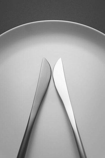 Umjetnička fotografija Black Knife and White Knife Swordplay, MirageC, (26.7 x 40 cm)