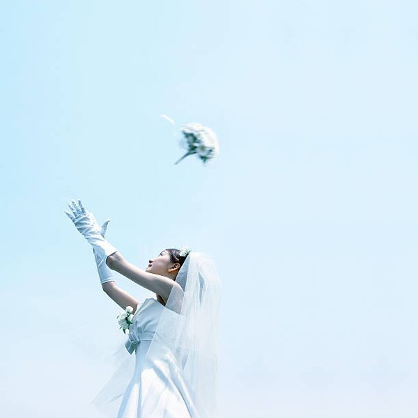 Umjetnička fotografija Woman Throwing A Bouquet, BLOOM image, (40 x 40 cm)