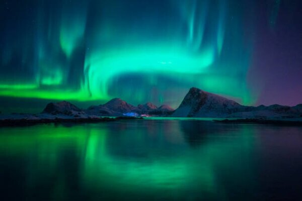 Umjetnička fotografija Northern Lights over the Lofoten Islands in Norway, Photos by Tai GinDa, (40 x 26.7 cm)