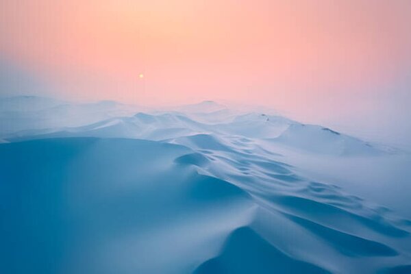 Umjetnička fotografija Snow covered desert sand dunes at sunset in winter, Xuanyu Han, (40 x 26.7 cm)