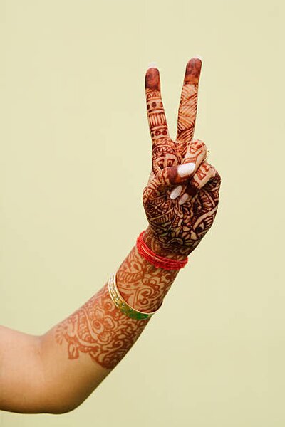 Fotografija Close-up of a woman's hand with a peace sign, photosindia, (26.7 x 40 cm)