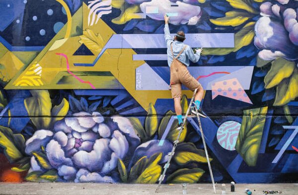 Fotografija Street Artist On A Ladder Drawing On Wall, ArtistGNDphotography, (40 x 26.7 cm)