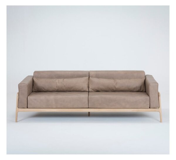 Kauč od svijetlosmeđe bivolje kože s masivnom hrastovom konstrukcijom Gazzda Fawn, 240 cm