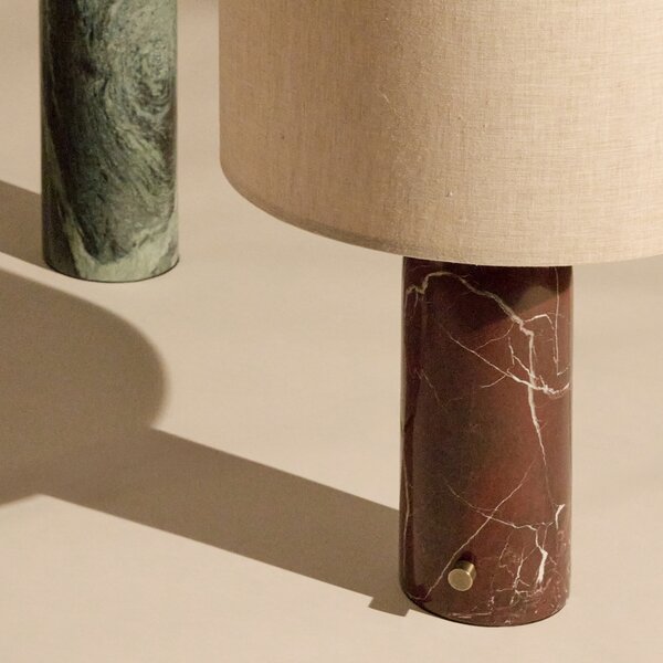 GUBI Gravity mala stolna lampa, crveni mramor, krem platno, prigušiva, Crvena, Dnevni boravak/blagovaonica, Kamen