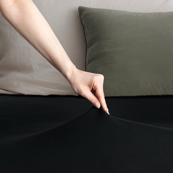 Crna plahta s gumom od jeseya 180x200 cm Amber – Restilo