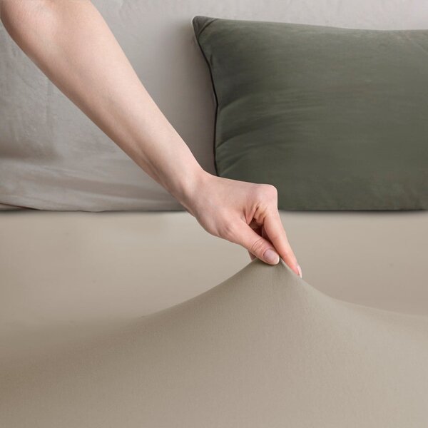 Svjetlo smeđa plahta s gumom od jeseya 180x200 cm Amber – Restilo