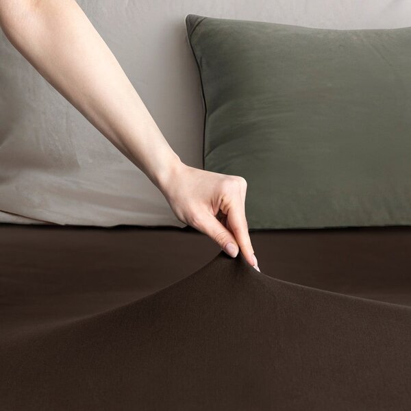 Tamno smeđa plahta s gumom od jeseya 180x200 cm Amber – Restilo