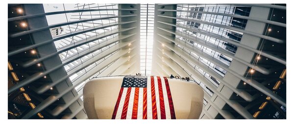 Slika zgrade s američkom zastavom (120x50 cm)