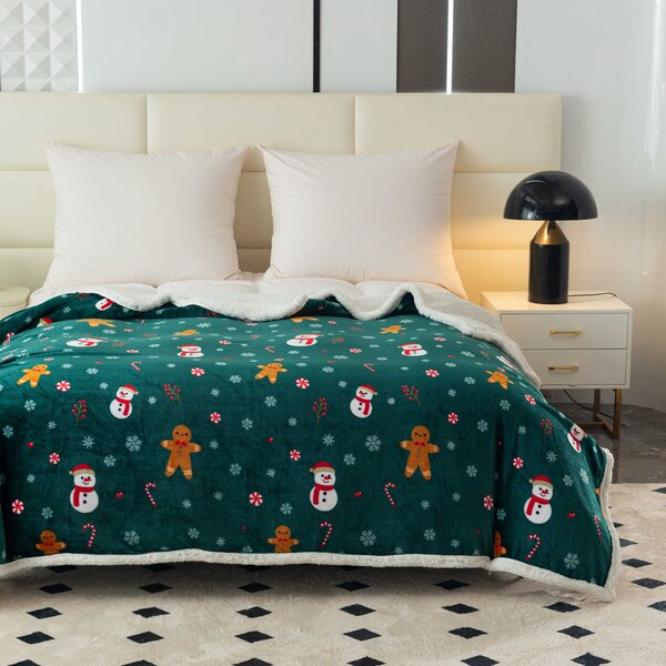 Božićni tamnozeleni pokrivač od mikropliša SNOWMAN AND GINGERBREAD Dimenzije: 200 x 220 cm
