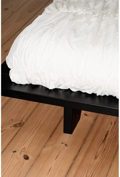 Crni bračni krevet od borovine sa letvicom 140x200 cm Japan - Karup Design