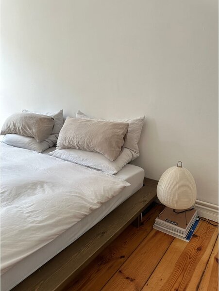 Smeđi krevet od masivnog bora s podnicom 120x200 cm Japan – Karup Design